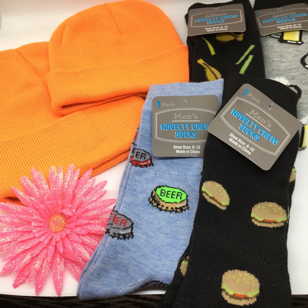 NWOT Hat and foody socks bundle. SIZE 6-12